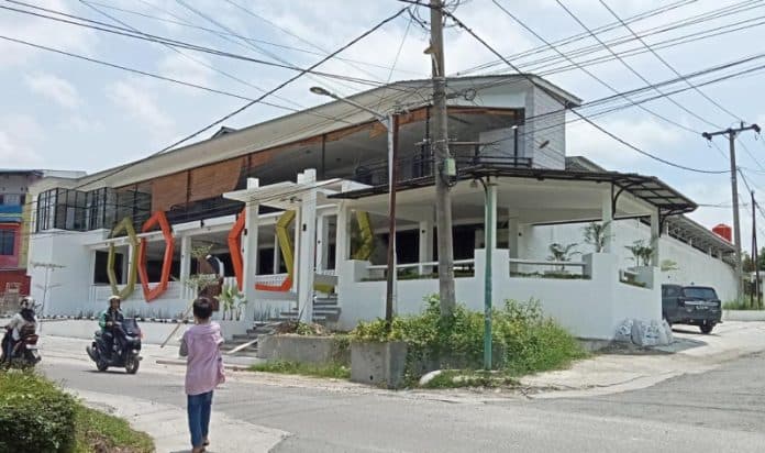 atapnya_pernah_diterbangkan_angin_bangunan_kafe_ini_disoroti_dprd_siantar