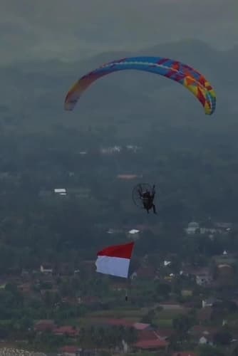 atlet_paralayang_iqmal_yunus_kibarkan_merah_putih_di_angkasa_tapsel