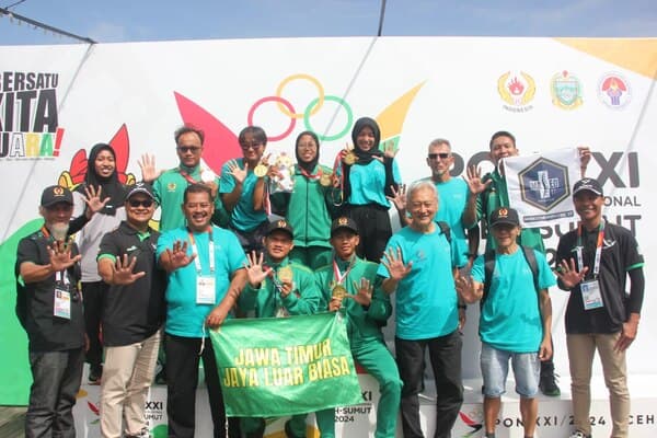 atlet_renang_perairan_terbuka_jawa_timur_dominasi_pon_xxi_di_danau_toba