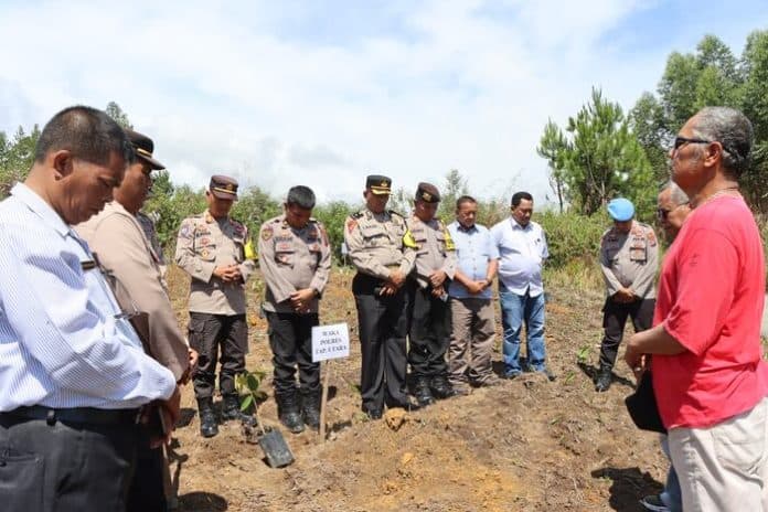 awali_doa_polres_samosir_tanam_100_pohon_di_daerah_perbukitan