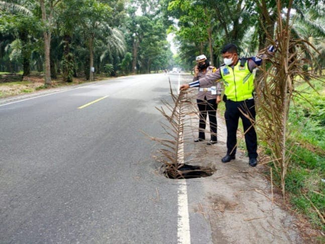 awas_ada_lubang_menganga_di_jalan_lintas_tebing_tinggi_siantar_km_88_89_sergai