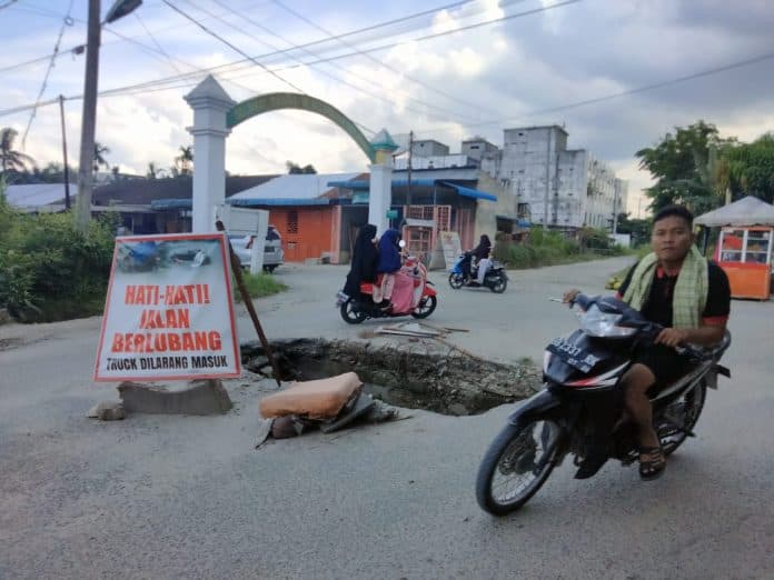 awas_lubang_besar_di_tengah_jalan_kisaran_bahayakan_warga