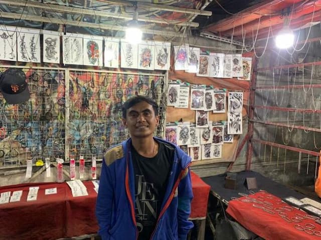 ayah_2_anak_hidupi_keluarga_dengan_jualan_aksesoris_di_pinggir_jalan