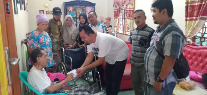 ayah_dan_anak_lumpuh_di_deliserdang_faji_beri_kursi_roda