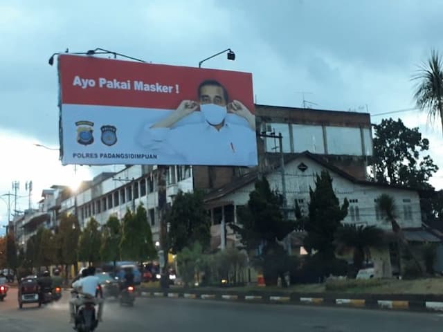 ayo_pakai_masker_baliho_raksasa_jokowi_dipasang_polres_sidimpuan
