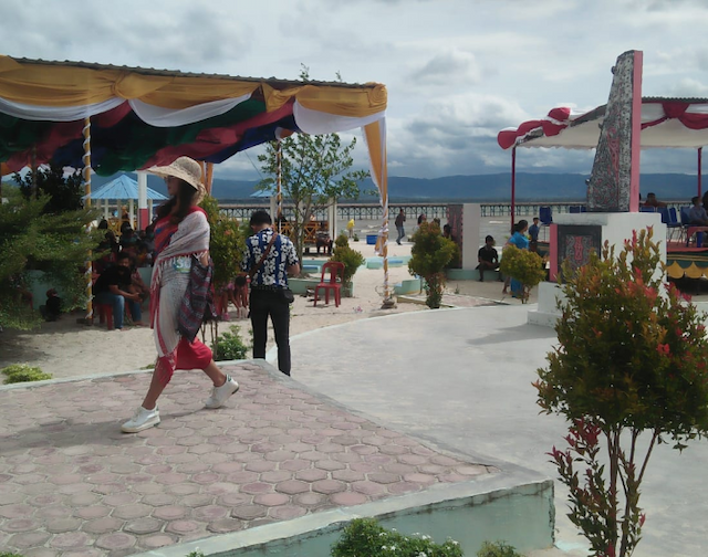 babak_penyisihan_fashion_show_di_pasir_putih_parparean_porsea_akhirnya_dilanjutkan