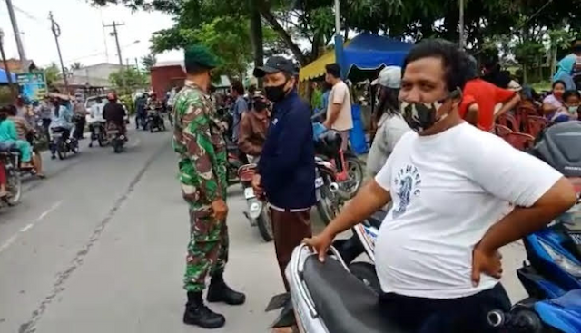 babinsa_koramil_beringin_razia_masker_di_pantai_labu