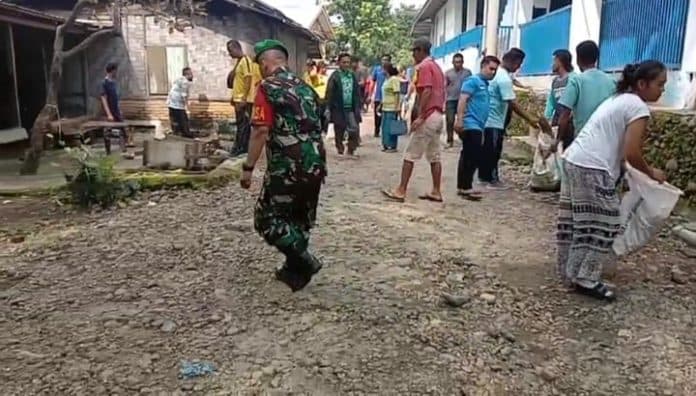 babinsa_koramil_talun_kenas_bersama_warga_gotong_royong