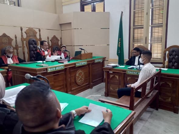bacakan_pleidoi_ph_mohon_aditiya_hasibuan_dibebaskan