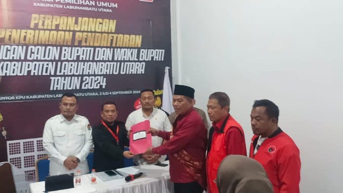 bacalon_bupati_labura_rizal_mendaftar_ke_kpud