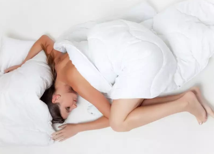 bagaimana_posisi_tidur_anda_dapat_berpengaruh_pada_kulit_wajah