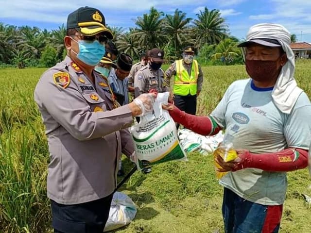 bagi_bagi_sembako_parkomben_terharu_dikunjungi_kapolres