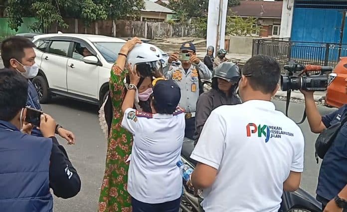 bagi_helm_di_siantar_kepala_bptd_sumut_pilih_kirim_rilis_daripada_wawancara