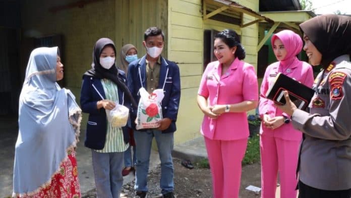 bagi_sembako_ke_masyarakat_terdampak_kenaikan_bbm_polres_binjai_rangkul_mahasiswa