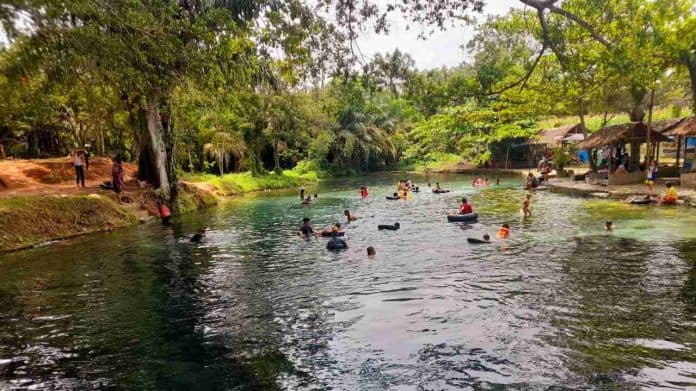 bah_uluni_pemandian_jernih_bak_kaca_di_simalungun