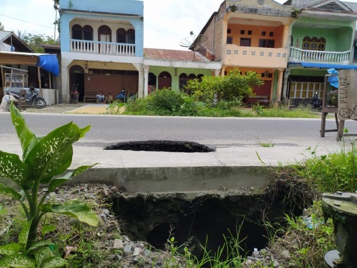 bahaya_lubang_mirip_sumur_menganga_di_jalan_besar_sidamanik