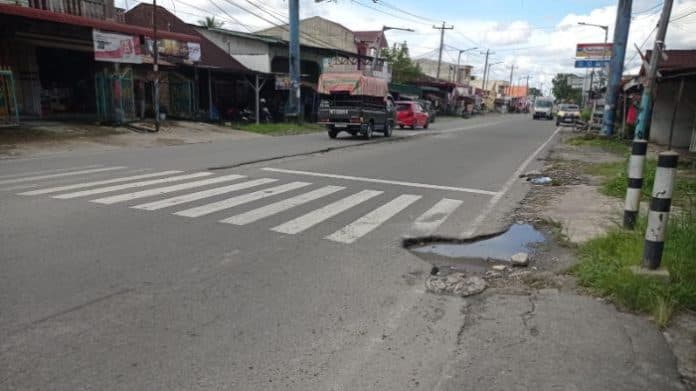 bahayakan_pengendara_dishub_pematangsiantar_robohkan_pembatas_jalan
