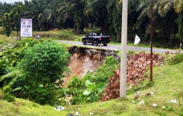 bahu_jalan_longsor_warga_takut_jalan_siantar_tanah_jawa_putus