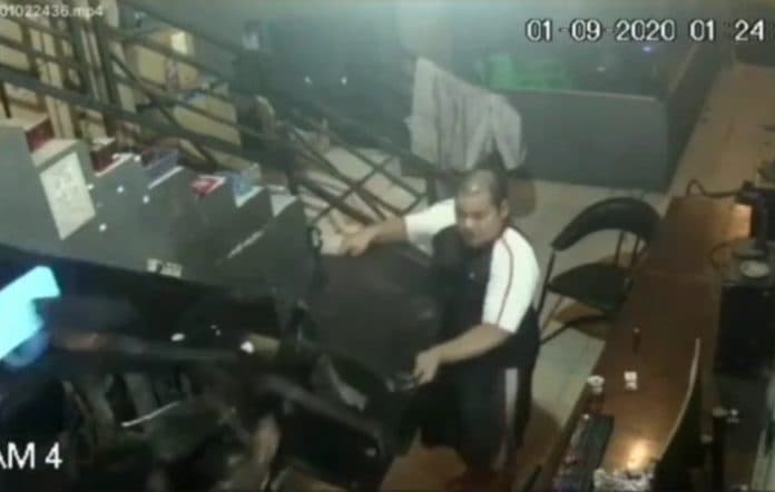 bak_film_jepang_pedagang_ayam_penyet_disamurai_6_pria