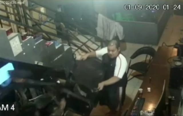 bak_film_jepang_pedagang_ayam_penyet_disamurai_6_pria