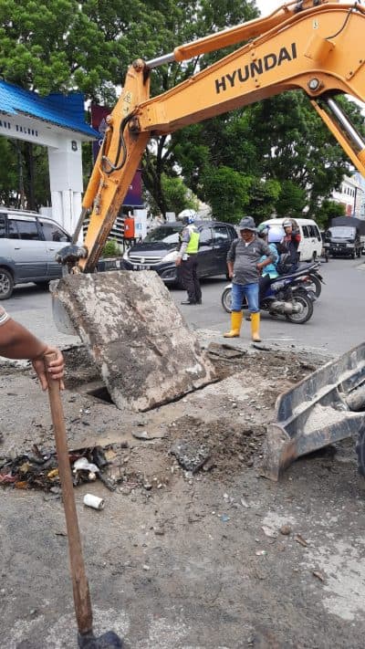 bak_kontrol_drainase_jalan_adam_malik_siantar_dibongkar