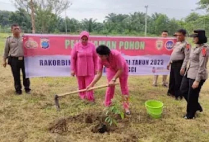 baksos_polres_tebing_tinggi_tanam_100_pohon_di_kawasan_bendungan_bajayu