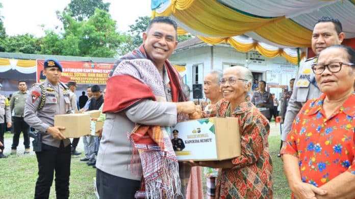 bakti_sosial_di_samosir_kapolda_sumut_bagi_sembako_dan_kacamata_baca