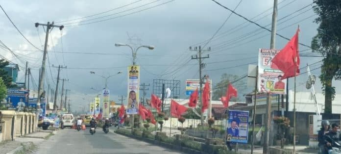 baliho_caleg_dan_apk_di_badan_jalan_buat_pemandangan_kota_sidikalang_semrawut