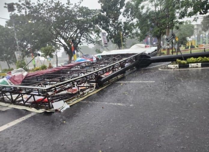 baliho_timpa_mobil_di_binjai_dua_orang_dilarikan_ke_rumah_sakit