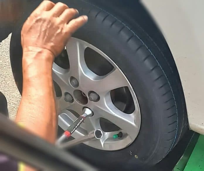 ban_mobil_kempis_sendiri_setelah_lama_tak_dipakai_jalan