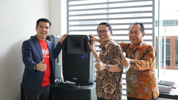 bane_manalu_sumbang_soundsystem_ke_uhkbpn_siantar