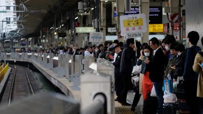bangkitkan_perekonomian_jepang_cabut_pembatasan_bepergian
