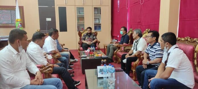 bangun_kemitraan_dengan_pemkab_samosir_pwi_bonapasogit_audiensi_ke_bupati