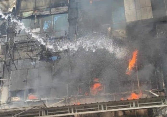 bangunan_batari_school_komplek_cbd_polonia_medan_terbakar