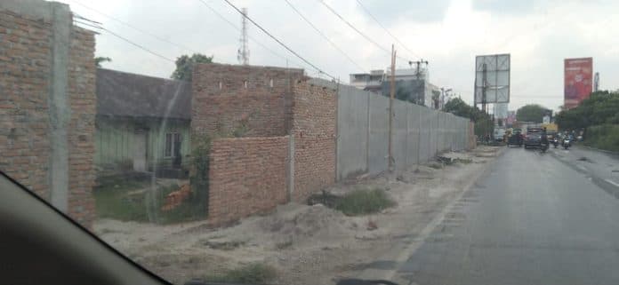 bangunan_pagar_tutup_areal_perumahan_karyawan_eks_ptpn_2_sampali_warga_ngeluh