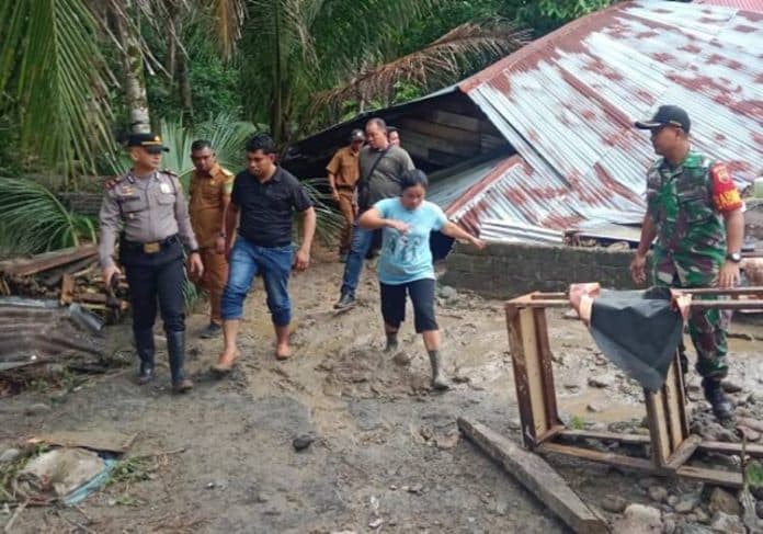 banjir_bandang_rusak_7_rumah_warga_di_salapian_langkat