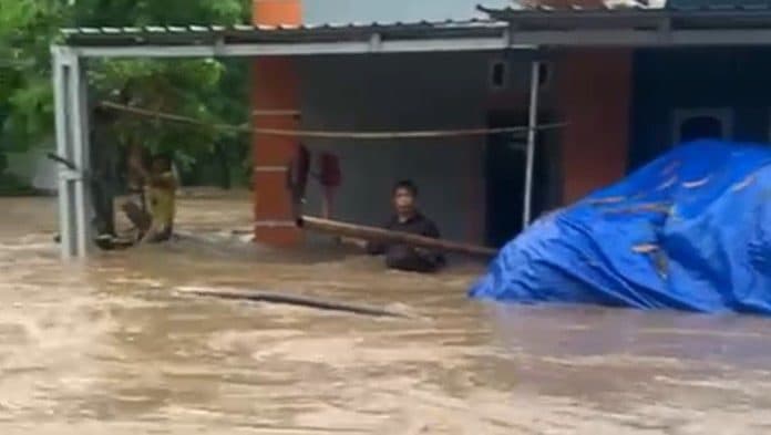 banjir_bandang_terjang_maros_sulsel_10_jembatan_putus_450_kk_terdampak