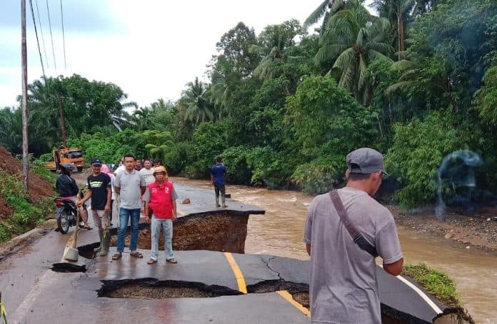 banjir_dan_longsor_dampak_abai_selamatkan_hutan