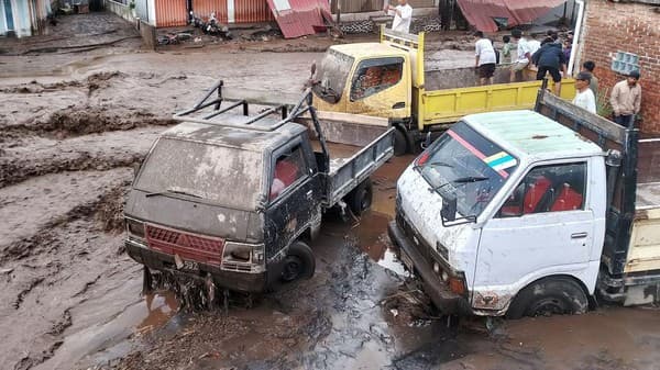 banjir_lahar_dingin_dari_gunung_marapi_sebabkan_jalan_lintas_putus_total