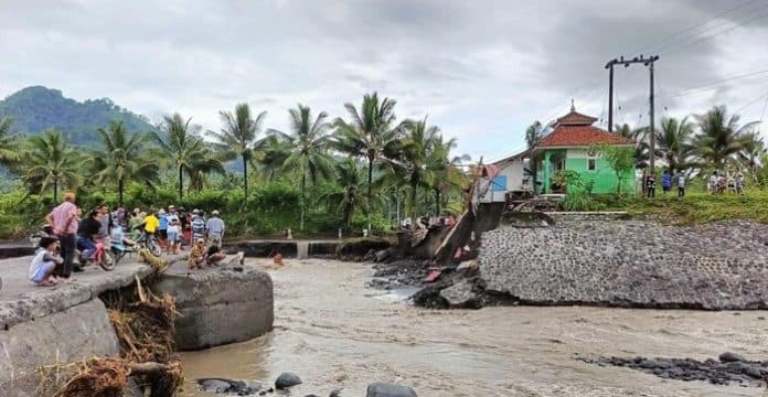 banjir_lahar_dingin_gunung_semeru_di_lumajang_memutus_5_jembatan