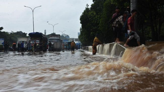 banjir_rendam_tol_bsd_ruas_tol_pondok_aren_serpong_terpaksa_ditutup