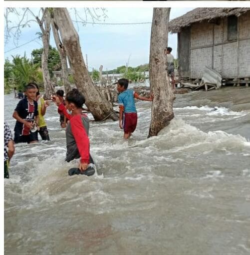 banjir_rob_di_belawan_jebolkan_tanggul_kampung_nelayan_indah