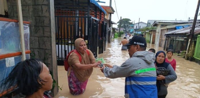 banjir_tak_kunjung_surut_warga_medan_labuhan_harapkan_bantuan
