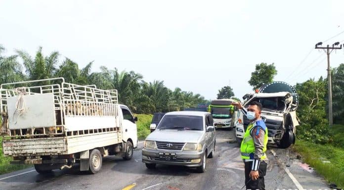 banting_setir_dan_tabrak_pohon_di_jalinsum_batu_bara_kabin_truk_trado_ringsek