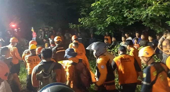 bapak_anak_di_solo_tewas_tertimbun_talut_yang_longsor