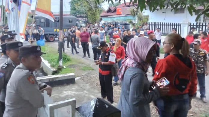 bapaslon_khairul_kiyedi_pasaribu_darwin_sitompul_datangi_kpu_tapteng