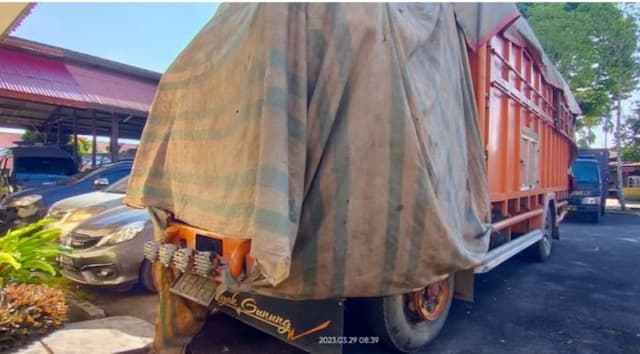 barang_bukti_truk_fuso_bermuatan_pupuk_subsidi_dilepas_penyidik_polres_dairi_diduga_terima_uang_rp70_juta