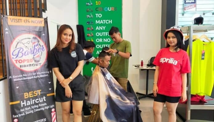 barber_top_haircut_ramaikan_motoplex_in_action_dengan_cukur_gratis