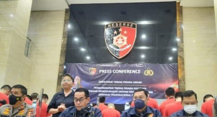 bareskrim_polri_tangkap_26_wna_asal_china_dan_taiwan_terkait_penipuan_lintas_negara