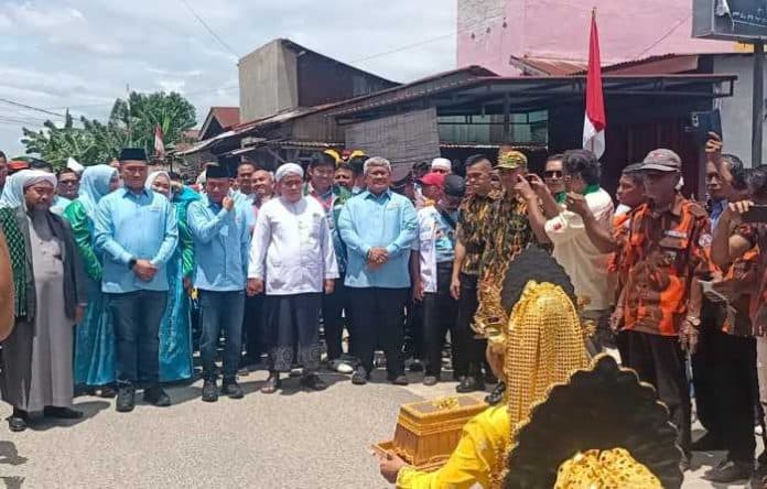 barongsai_hingga_reog_iringi_pasangan_hebat_mendaftar_ke_kpu_labura